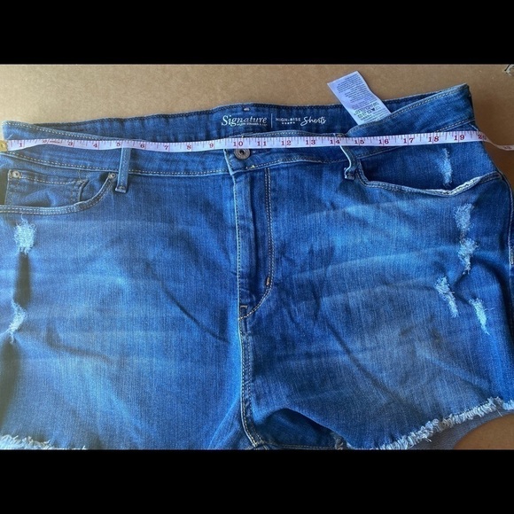 EUC Signature by Levi Strauss Jean Shorts. Size 20-w35 - Picture 6 of 7